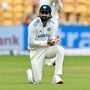 న్యూజిలాండ్తో తొలి టెస్టులో టీమిండియా ఓటమి పాలైంది. బెంగళూరు చిన్నస్వామి స్టేడియం వేదికగా జరిగిన ఈ మ్యాచ్లో చివరి రోజైన నేడు (అక్టోబర్ 20) 8 వికెట్ల తేడాతో పరాజయం చెందింది. 36 ఏళ్ల తర్వాత భారత గడ్డపై న్యూజిలాండ్ టెస్టు మ్యాచ్ గెలిచింది. మూడు టెస్టుల సిరీస్లో రెండో మ్యాచ్ పుణె వేదికగా అక్టోబర్ 24న మొదలుకానుంది. ఈ మ్యాచ్లో భారత తుది జట్టులో కేఎల్ రాహుల్కు చోటు దక్కకపోవచ్చు. <p>న్యూజిలాండ్తో తొలి టెస్టులో టీమిండియా ఓటమి పాలైంది. బెంగళూరు చిన్నస్వామి స్టేడియం వేదికగా జరిగిన ఈ మ్యాచ్లో చివరి రోజైన నేడు (అక్టోబర్ 20) 8 వికెట్ల తేడాతో పరాజయం చెందింది. 36 ఏళ్ల తర్వాత భారత గడ్డపై న్యూజిలాండ్ టెస్టు మ్యాచ్ గెలిచింది. మూడు టెస్టుల సిరీస్లో రెండో మ్యాచ్ పుణె వేదికగా అక్టోబర్ 24న మొదలుకానుంది. ఈ మ్యాచ్లో భారత తుది జట్టులో కేఎల్ రాహుల్కు చోటు దక్కకపోవచ్చు. </p>