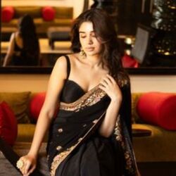 <p>టాలీవుడ్ యంగ్ హీరోయిన్ కృతి శెట్టి ట్రెడిషనల్ దుస్తుల్లో మరింత గ్లామరస్‍గా కనిపిస్తుంటారు. ముఖ్యంగా చీరలో ఆమె అందం మరింత ధగధగలాడుతుంది. తాజాగా నలుపు రంగు శారీలో ఈ బ్యూటీ అదుర్స్ అనిపించారు.</p>