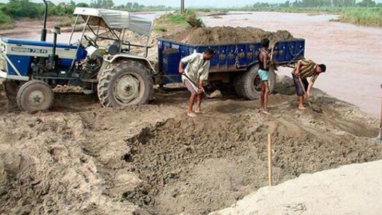 వాగులో ఇసుక తవ్వుతున్న దృశ్యం