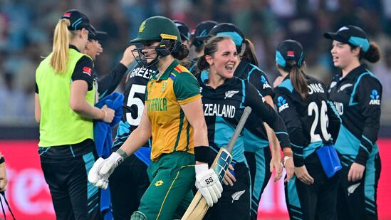 Women's T20 World Cup 2024: గత 20 నెలల్లో అటు పురుషుల టీమ్, ఇటు మహిళల టీమ్ టీ20 వరల్డ్ కప్ లలో మూడుసార్లు ఫైనల్ చేరింది. అన్నింట్లోనూ ఆ టీమ్ ఓడిపోయింది. గతేడాది ఫిబ్రవరిలో మహిళల టీ20 వరల్డ్ కప్ ఫైనల్ చేరిన ఆ టీమ్ కప్పు గెలవలేకపోయింది. ఇక ఈ ఏడాది జూన్ లో పురుషుల టీ20 వరల్డ్ కప్ ఫైనల్లో ఇండియా చేతుల్లో సౌతాఫ్రికా ఓడిన విషయం తెలిసిందే. తాజాగా న్యూజిలాండ్ మహిళల టీమ్ చేతుల్లో సౌతాఫ్రికా మహిళల టీమ్ ఫైనల్లో ఓడింది.