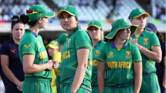 Women's T20 World Cup 2024: గతేడాది సౌతాఫ్రికాలోనే వుమెన్స్ టీ20 వరల్డ్ కప్ జరిగింది. ఈ మెగా టోర్నీలో ఆ టీమ్ తొలిసారి ఫైనల్ చేరింది. అయితే ఆస్ట్రేలియా చేతుల్లో ఓటమి తప్పలేదు. ఈసారి వరల్డ్ కప్ సెమీఫైనల్లో ఈ ఓటమికి ప్రతీకారం తీర్చుకొని ఫైనల్లో అడుగుపెట్టిన సౌతాఫ్రికా టీమ్.. అక్కడ న్యూజిలాండ్ చేతుల్లో దారుణంగా ఓడిపోయింది.