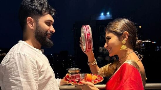 Bollywood Karwa Chauth: నాగిని సీరియల్ తో పాపులర్ అయి తర్వాత బాలీవుడ్ నటిగా మారిన మౌనీ రాయ్, ఆమె భర్త సూరజ్ నంబియార్