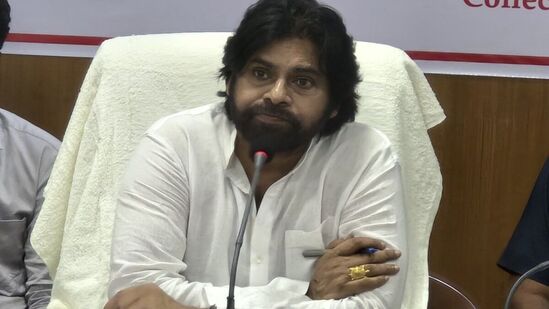 గుర్ల గ్రామంలో చనిపోయిన ప్రతీ ఒక్కరికీ వ్యక్తిగతంగా తాను లక్ష రూపాయల పరిహారం అందిస్తామని డిప్యూటీ సీఎం పవన్ కల్యాణ్ తెలిపారు. ప్రభుత్వ నివేదిక వచ్చాక ప్రభుత్వం తరఫున కూడా ఆర్థికంగా ఆదుకుంటామన్నారు. విజయనగరం జిల్లా గుర్ల మండలం గుర్ల గ్రామంలో డయేరియా ప్రభావంపై 8 మంది మృతి చెందారు. 100 మందికి పైగా అతిసారంతో ఆసుపత్రిలో చికిత్స పొందుతున్నారు.&nbsp;