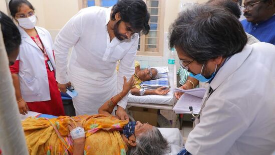 గుర్ల గ్రామంలో కలుషిత నీటి ప్రభావంతో డయేరియా ప్రబలి ఆసుపత్రిలో చికిత్స పొందుతున్న వారిని పవన్ కల్యాణ్ సోమవారం పరామర్శించారు. వారి ఆరోగ్య పరిస్థితులపై వైద్యులను అడిగి తెలుసుకున్నారు. బాధితులకు మెరుగైన వైద్యం అందించాలని వైద్యులకు సూచించారు.&nbsp;
