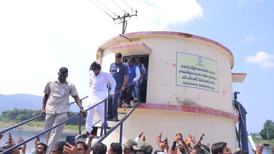 విజయనగరం జిల్లా నెల్లిమర్ల ఆర్ఎస్ రైల్వే స్టేషన్ సమీపంలో చంపావతి నదిపై ఉన్న రక్షిత మంచి నీటి పథకం పంపింగ్ హౌస్ ను డిప్యూటీ సీఎం పవన్ కల్యాణ్ పరిశీలించారు. అతిసారం ప్రబలిన గుర్ల గ్రామంతో పాటు పరిసర గ్రామాలకు ఈ పంపింగ్ హౌస్ నుంచే నీటి సరఫరా అవుతుందని అధికారులు పవన్ కల్యాణ్ కు తెలియజేశారు. నీటి శుద్ధి ప్రక్రియ, రక్షిత మంచి నీరు సమీప గ్రామాలకు అందుతున్న తీరును అధికారులు పవన్ కు వివరించారు. నీటి కాలుష్యం ఎక్కడ అవుతుందన్న దానిపై పవన్ ఆరా తీశారు.&nbsp;