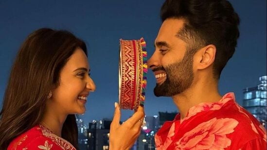 Bollywood Karwa Chauth: రకుల్ ప్రీత్ సింగ్ ఇలా జల్లెడలో చంద్రుడిని చూసిన తర్వాత తన భర్త జాకీ భగ్నానీని చూసింది.