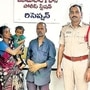 బాలుడిని తల్లిదండ్రులకు అప్పగిస్తున్న పోలీసులు