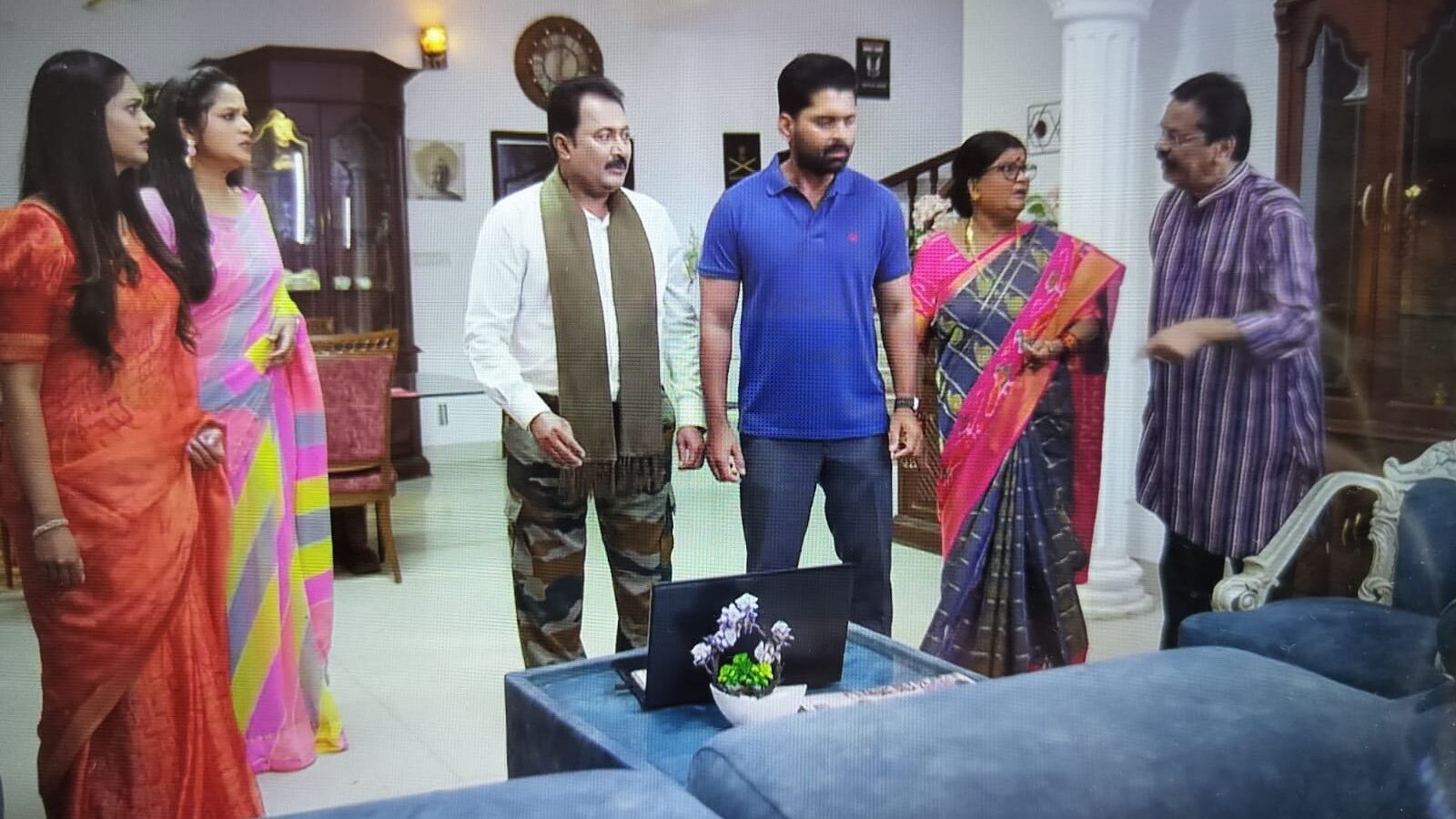 Nindu Noorella Saavasam Today Episode: భాగీకి అరుంధతి ఫొటో చూపించిన మనోహరి.. ఆరు ఆత్మపై జాలిపడ్డ ఘోరా.. కోప్పడిన అమర్