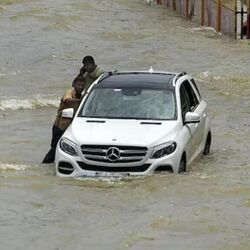 భారీ వర్షాలకు బెంగళూరులోని ప్రధాన రహదారులు జలమయం కావడంతో వాహనాల రాకపోకలకు, దైనందిన జనజీవనానికి అంతరాయం ఏర్పడింది.