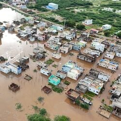 <p>అనంతపురం జిల్లాను ఆకస్మిక వరదలు ముంచెత్తాయి. పట్టణాన్ని అనుకుని ప్రవహించే పండమేరు పొంగడంతో వందలాది నివాసాలు నీట మునిగాయి. &nbsp;కనగానపల్లి మండలంలోని ముక్తాపురం చెరువు అలుగు పారడంతో జాతీయ రహదారిపైకి వర్షపు నీరు చేరింది. దీంతో వాహనాలు నిలిచిపోయాయి. స్థానిక పెట్రోట్‌ బంక్‌లోకి నీరు చేరింది. కనగానపల్లి చెరువు కట్ట తెగి వరద పండమేరులోకి ఉదృతంగా ప్రవహిస్తోంది. పండమేరు వాగు ఉద్ధృతితో హైదరాబాద్ - బెంగళూరు జాతీయ రహదారిపై రాకపోకలు నిలిచిపోయాయి. నిన్న రాత్రి కురిసిన వర్షాలకు పుట్టపర్తి వద్ద చిత్రావతి నది ఉద్ధృతంగా ప్రవహిస్తోంది.</p>