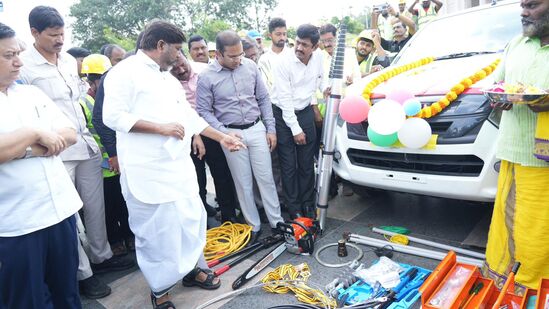 ప్రతి వాహనంలో ఒక అసిస్టెంట్ ఇంజనీర్, ముగ్గురు లైన్స్ సిబ్బంది.. అవసరమైన మెటీరియల్‌తో 24 గంటల పాటు సిద్ధంగా ఉంటారు. ప్రతి వాహనంలో ధర్మో విజన్ కెమెరాలు, పవర్ రంపము మిషన్, నిచ్చెనలు, ఇన్సులేటర్లు, కండక్టర్లు, కేబుల్స్, అవసరమైన అన్ని భద్రతా పరికరాలు, సాధనాలతో ఈ వాహనం సిద్ధంగా ఉంటుంది.