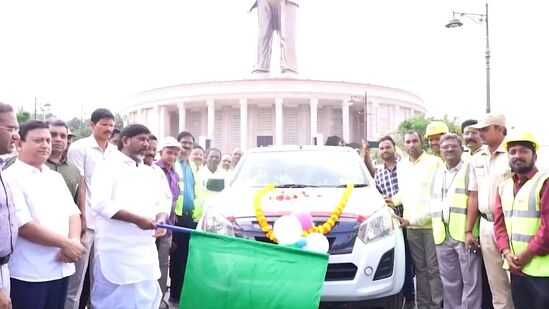 ప్రస్తుతం గ్రేటర్ హైదరాబాద్ పరిధిలోని 57 సబ్ డివిజన్‌లకు 57 విద్యుత్ అంబులెన్స్‌లను కేటాయించారు. బిఆర్ అంబేద్కర్ విగ్రహం ముందు ఈ వాహనాలను డిప్యూటీ సీఎం భట్టి విక్రమార్క్ ప్రారంభించారు.
