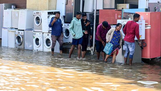 భారీ వర్షానికి బెంగళూరులోని యలహంకలో ఒక ఎలక్ట్రానిక్ అప్లయన్సెస్ షో రూమ్ లోకి చేరిన వరద నీరు