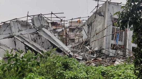 బెంగళూరులో కుప్పకూలిన నిర్మాణంలో ఉన్న భవనం