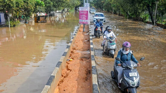 బెంగళూరులో కురిసిన భారీ వర్షానికి నీట మునిగిన రహదారిపై వాహనాలు రాకపోకలు