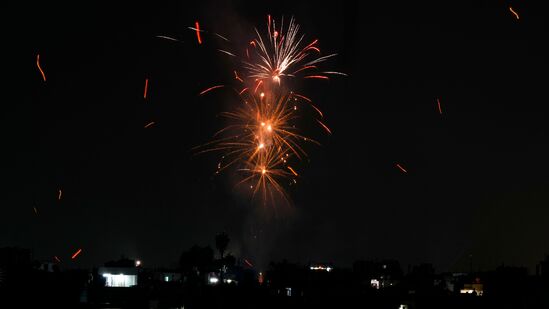 కార్తీక మాసంలో అమావాస్య నాడు దీపావళి జరుపుకొంటారు. ఈ రోజున దీపావళి ప్రదోష సమయం నుండి అర్ధరాత్రి వరకు నిర్వహించుకోవచ్చు. నిశిత కాలం లక్ష్మీపూజకు అనుకూలమని చెబుతారు. కార్తీక మాసంలో అమావాస్య నాడు దీపావళి జరుపుకొంటారు. ఈ రోజున దీపావళి ప్రదోష సమయం నుండి అర్ధరాత్రి వరకు నిర్వహించుకోవచ్చు. నిశిత కాలం లక్ష్మీపూజకు అనుకూలమని చెబుతారు.