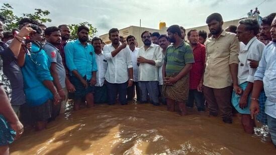 అక్కడికి సమీపంలో ఉన్న కాలనీవాసులను సురక్షిత ప్రాంతాలకు తరలి వెళ్లాల్సిందిగా అధికార యంత్రాంగం విజ్ఞప్తి చేసింది. అదే సందర్భంలో నీట మునిగిన పలు కాలనీల నుంచి ప్రజలను పోలీసు యంత్రాంగం&nbsp;&nbsp;రక్షించింది. వరద ముంపుకు గురైన ప్రాంతాలను టీడీపీ నాయకుడు పరిటాల శ్రీరామ్‌ తదితరులు పరిశీలించారు.&nbsp;