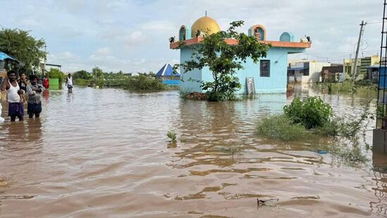 భారీ ఎత్తున ఆస్తి నష్టం సంభవించినట్లు సమాచారం అందుతుంది. తిండి గింజలు కట్టుకున్న బట్టలు సైతం నీటిపాలయ్యాయని కాలనీవాసులు ఆందోళన వ్యక్తం చేస్తున్నారు. ప్రధానంగా శ్రీ సత్యసాయి జిల్లాలోని వాగులు, వంకలు, చెరువులు పొంగిపొర్లుతున్నాయి.&nbsp;