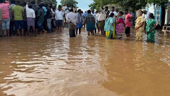 శ్రీ సత్య సాయి జిల్లాలో చిత్రావతి నది ఉధృతంగా ప్రవహిస్తోంది. గత రెండున్నర దశాబ్దాల కాలంలో ఎప్పుడూ లేనివిధంగా చిత్రావతిలో నీరు పారుతోంది. అదే జిల్లాలోని కనగానపల్లి చెరువు తెగిపోవడంతో అనంతపురం నగరం సమీప కాలనీలలోకి భారీగా వరద నీరు వచ్చి చేరింది. గత 30 ఏళ్లుగా నివాసం ఉంటున్నామని ఎన్నడూ కూడా ఇలా ఇంత పెద్ద ఎత్తున వరద నీరు రాలేదని పలు కాలనీలవాసులు తెలిపారు.&nbsp;