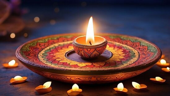 ఈ ఏడాది దీపావళి అక్టోబరు 31 అని కొందరు, నవంబర్ 1న దీపావళి అని మరికొందరు అంటున్నారు. అయితే పంచాంగ ప్రకారం దీపావళి జరుపుకోవడానికి కచ్చితమైన రోజు ఏమిటో చూద్దాం. ఈ ఏడాది దీపావళి అక్టోబరు 31 అని కొందరు, నవంబర్ 1న దీపావళి అని మరికొందరు అంటున్నారు. అయితే పంచాంగ ప్రకారం దీపావళి జరుపుకోవడానికి కచ్చితమైన రోజు ఏమిటో చూద్దాం.