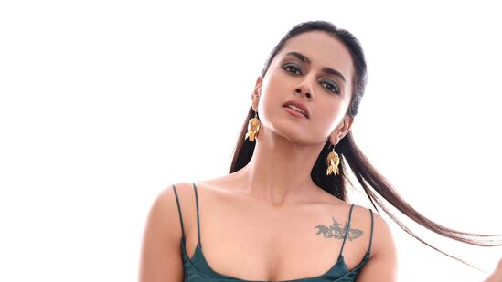 శ్ర‌ద్ధా శ్రీనాథ్ కొత్త ఫొటోలు సోష‌ల్ మీడియాలో వైర‌ల్ అవుతోన్నాయి.&nbsp;