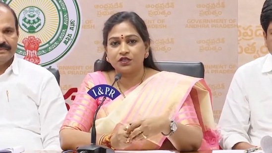 దేవాలయాల పాలకమండలి సభ్యుల సంఖ్యను 15 నుంచి 17 వరకు పెంచాలని కేబినెట్ నిర్ణయం తీసుకుంది. బ్రాహ్మణులు, నాయీబ్రాహ్మణులకు చోటు కల్పిస్తూ నిర్ణయం తీసుకుంది. ఆలయ కమిటీల్లో సభ్యుల సంఖ్య పెంచే చట్ట సవరణకు ఆమోదం తెలిపింది.&nbsp;