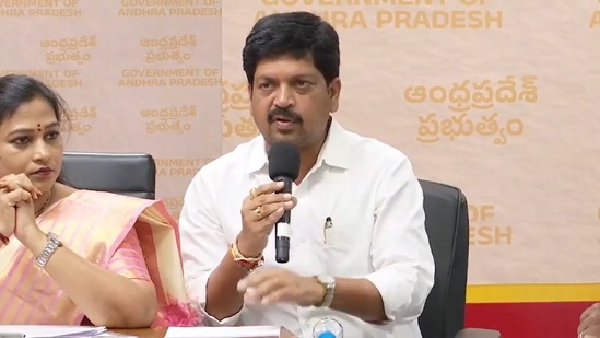 ఉచిత ఇసుక విధానంలో సీనరేజ్, జీఎస్టీ ఛార్జీల రద్దుకు కేబినెట్ ఆమోదం తెలిపింది. సీనరేజ్ ఛార్జీల రద్దు వల్ల ప్రభుత్వంపై రూ.264 కోట్లు భారం పడుతుంది. ఉచిత ఇసుక లక్ష్యం నెరవేర్చేందుకు నష్టం భరిద్దామని సీఎం చంద్రబాబు చెప్పారని మంత్రులు తెలిపారు. పట్టా భూముల్లో ఎవరి ఇసుక వారు తీసుకునేందుకు కేబినెట్ ఆమోదం తెలిపింది.&nbsp;