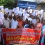 <p>వరద బాధితుల సమస్యలపై బాధితులు &nbsp;ప్ల కార్డులు ప్రదర్శిస్తూ పెద్ద ఎత్తున నినాదాలు చేశారు. &nbsp;అధికారులు స్పందించక పోవడంతో బాధితులు సిపిఎం నాయకత్వంలో కార్యాలయాన్ని ముట్టడించి, కార్యాలయంలో బైటాయించారు ఎట్టకేలకు అధికారులు స్పందించి బాధితుల &nbsp;దరఖాస్తులు స్వీకరించారు ఉన్నతాధికారుల దృష్టికి తీసుకువచ్చి, విచారణ చేసి న్యాయం చేస్తామని హామీ ఇచ్చారు. &nbsp;వరద నష్టంపై సమగ్ర సర్వే చేపట్టకపోవడం వల్లే ఈ సమస్య తలెత్తిందని ఆరోపిస్తున్నారు.&nbsp;<br>&nbsp;</p>