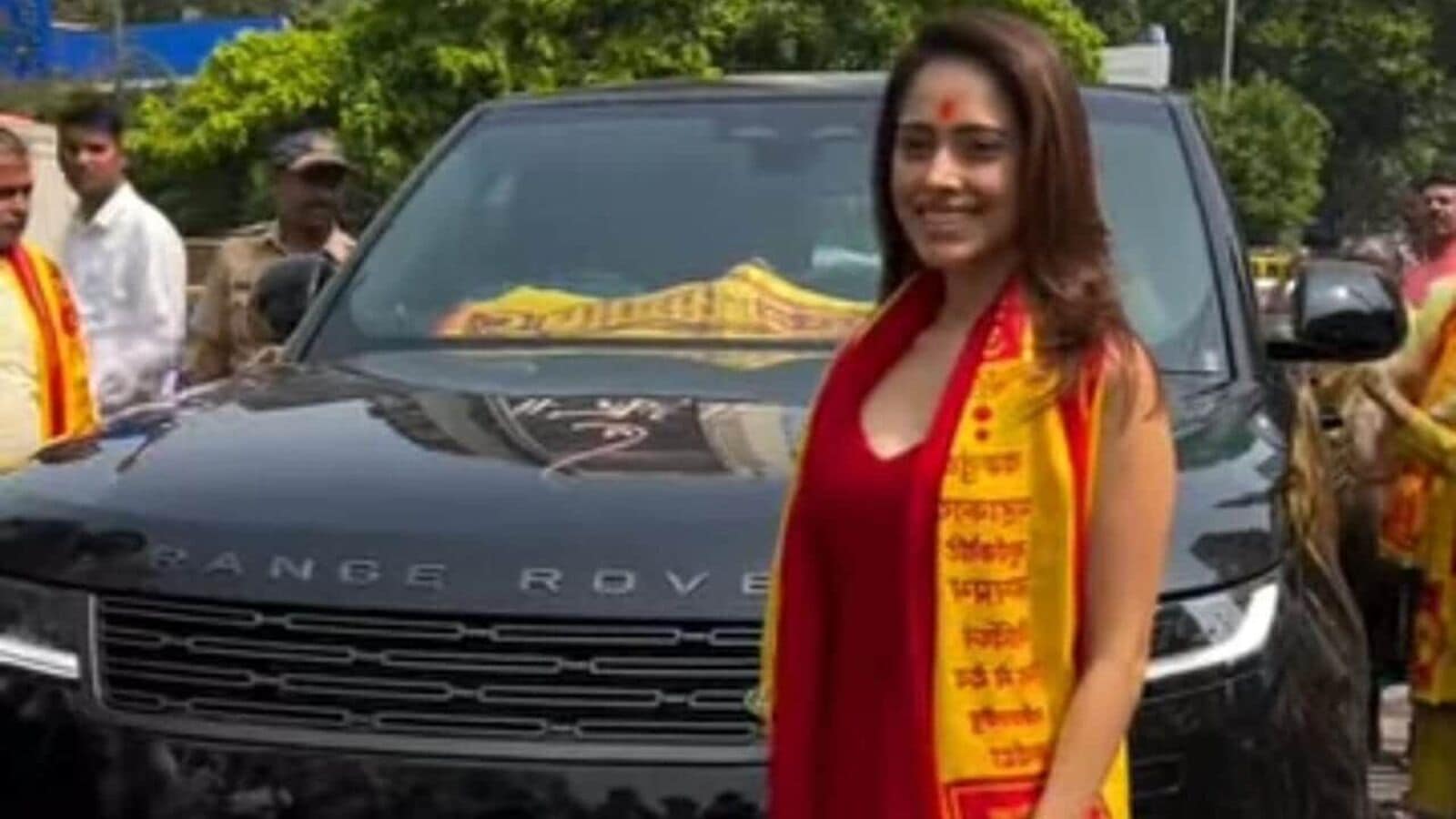Nushrratt Bharuccha car: రూ.2 కోట్లు పెట్టి లగ్జరీ కారు కొన్న బాలీవుడ్ బ్యూటీ.. తనకు తానే దీపావళి గిఫ్ట్