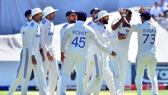 Ind vs NZ 2nd Test: &nbsp;ఇక 1964లో చెన్నైలో ఆస్ట్రేలియాతో మ్యాచ్ లో తొలి ఇన్నింగ్స్ లో ఇండియన్ టీమ్ ప్రత్యర్థిని 211 పరుగులకే ఆలౌట్ చేసింది. బాపు నాదకర్ణి 5, ఏజీ కిర్పాల్ సింగ్ 3, సలీమ్ దురానీ 2 వికెట్లు తీశారు. కానీ ఆ మ్యాచ్ లో ఇండియా 139 పరుగుల తేడాతో ఓడిపోయింది.