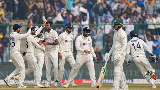 Ind vs NZ 2nd Test: &nbsp;1952లో ఇంగ్లండ్ తో మ్యాచ్ లో మొదట బ్యాటింగ్ చేసిన టీమిండియా 121 పరుగులకే కుప్పకూలింది. ఇంగ్లండ్ స్పిన్నర్లు రాయ్ టేలర్ 6, మాల్కం హిల్టన్ 4 వికెట్లు తీసుకున్నారు. ఈ మ్యాచ్ లో ఇంగ్లండ్ 8 వికెట్లతో గెలిచింది.