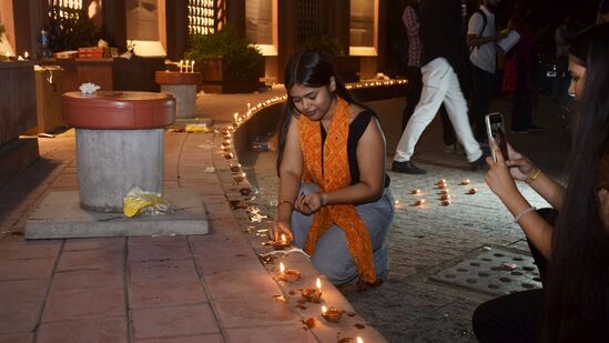 డిల్లీలోని జామియా మిలియా ఇస్లామియా యూనివర్సిటీలో దీపావళి సందర్భంగా దీపాలు వెలిగిస్తున్న విద్యార్థినులు