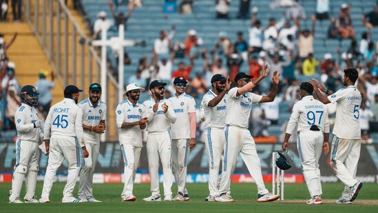 Ind vs NZ 2nd Test: &nbsp;వాషింగ్టన్ సుందర్, అశ్విన్ దెబ్బకు న్యూజిలాండ్ తొలి ఇన్నింగ్స్ లో కేవలం 259 పరుగులకే కుప్పకూలింది. సుందర్ 7, అశ్విన్ 3 వికెట్లు తీశారు. తొలి రోజే స్పిన్నర్లు పది వికెట్లు తీసిన సందర్భాలు తక్కువే అయినా.. గతంలోనూ ఉన్నాయి.