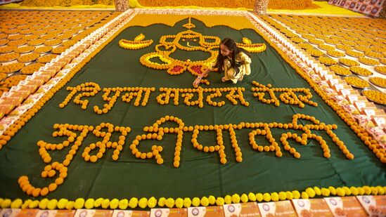 పుణెలో దీపావళి సందర్భంగా పూనా మర్చంట్స్ చాంబర్ లడ్డూ చాడ్వా సేల్ ను ఏర్పాటు చేశారు. ఇక్కడ పేదల కోసం చవకగా వాటిని అందిస్తున్నారు.