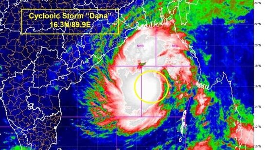 వాయువ్య బంగాళాఖాతంలో తీవ్రతుపానుగా మారిన 'దానా' గడిచిన 6 గంటల్లో గంటకు 12 కి.మీ వేగంతో కదులుతోంది. &nbsp;తుపాన్ పారాదీప్ (ఒడిశా)కి 260 కిమీ., ధమ్రా(ఒడిశా)కు 290 కిమీ.,సాగర్ ద్వీపానికి (పశ్చిమ బెంగాల్) 350 కిమీ దూరంలో కేంద్రీకృతం అర్ధరాత్రి నుంచి తెల్లవారుజాము లోపు పూరీ-సాగర్ ద్వీపం మధ్య భితార్కానికా - ధమ్రా (ఒడిశా) సమీపంలో తీరం దాటే అవకాశం ఉంది.&nbsp;
