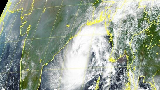 తుఫాను నేపథ్యంలో ఎండిపోయిన చెట్లు / విరిగిన కొమ్మల &nbsp;కింద ఉండొద్దని హెచ్చరించారు. వేలాడుతూ, ఊగుతూ ఉండే రేకు/మెటల్(ఇనుప) షీట్లతో నిర్మించిన షెడ్లకు దూరంగా ఉండాలని, . పాత, భవనాలు, శిధిలావస్థలో ఉన్న ఇళ్లలో ఉండొద్దని సూచించారు. ప్రయాణంలో ఉంటే వెంటనే సురక్షిత ప్రాంతాలకు తరలి వెళ్లాలని సూచించారు.&nbsp;