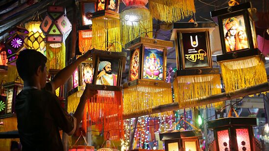 రాబోయే దీపావళి పండుగ కోసం నాగ్ పూర్ లోని ఒక దుకాణంలో &nbsp;బుధవారం ఏర్పాటు చేసిన అలంకరణ లాంతర్లు