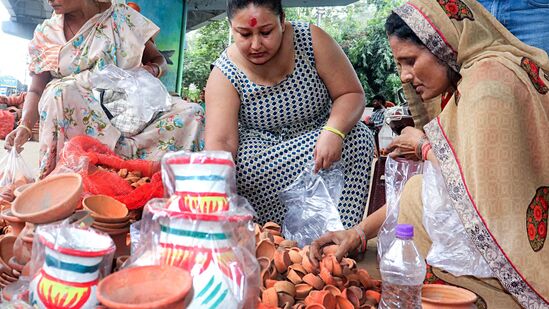 గౌహతిలో దీపావళి సమీపిస్తున్నందున మహిళలు మట్టి దీపాలు (దీపాలు), అలంకరణల కోసం షాపింగ్ చేస్తారు. ఉత్సాహంగా ఉన్న మార్కెట్లు కార్యకలాపాలతో కళకళలాడడంతో పండుగ ఏర్పాట్లు ముమ్మరంగా సాగుతున్నాయి.