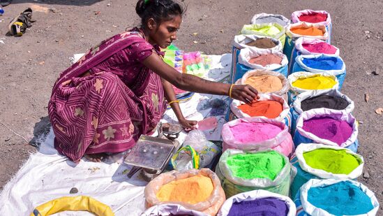 సూరత్ లో దీపావళి పండుగను పురస్కరించుకుని ఓ మహిళ రంగురంగుల 'రంగోలి' పౌడర్లను అమ్మకానికి సిద్ధం చేసింది.