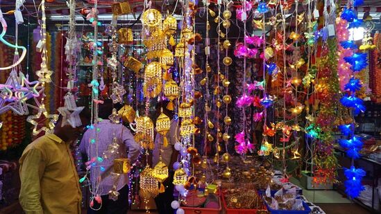 దీపావళి పండుగను పురస్కరించుకుని థానేలోని జంబ్లీ నాకాలోని మార్కెట్ ను అందంగా అలంకరించారు. ముంబైలో పండుగ వాతావరణాన్ని పెంచుతూ ప్రజలు దీపావళి షాపింగ్ లో బిజీగా ఉన్నారు.