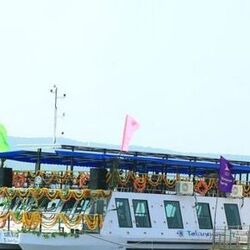 <p>కృష్ణమ్మ పరవళ్లు… మరోవైపు చుట్టూ కొండలు… మరికొంత దూరం వెళ్తే నలమల్ల ఫారెస్ట్ అందాలు… ఇలా ఒకటి కాదు ఎన్నో ప్రకృతి అందాలను చూసి ఆస్వాదించవచ్చు. ఏకంగా నాగార్జున సాగర్ నుంచి శ్రీశైలం వరకు లాంచీ ప్రయాణంలో చేయవచ్చు. ఇందుకోసం తెలంగాణ టూరిజం ప్రత్యేక ప్యాకేజీని ప్రకటించింది.</p>