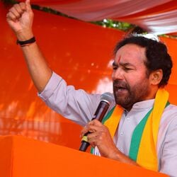 <p>మూసీ పరివాహక ప్రాంతంలో కమర్షియల్ కాంప్లెక్స్‌లు కట్టాలని రేవంత్‌కు కల వచ్చినట్టుందని, &nbsp;రేవంత్‌కి మరో సవాల్‌ చేస్తున్నానని .. మూసీ పక్కన ఉన్న దేవాలయాలను కూల్చే దమ్ము ఉందా?. మూసీ పరివాహక ప్రాంతం గురించి రేవంత్‌కి తెలుసా?. మూసీ పక్కన అనేక మైసమ్మ దేవాలయాలు, పోచమ్మ దేవాలయాలు, ముత్యాలమ్మ దేవాలయాలు ఉన్నాయి. వాటిని కూల్చేసే దమ్ముందా? అని కేంద్ర మంత్రి కిషన్ రెడ్డి &nbsp;ప్రశ్నించారు.</p>