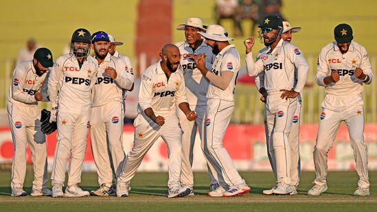 Pak vs Eng 3rd Test: &nbsp;ఇంగ్లండ్ తొలి ఇన్నింగ్స్ లో పాక్ బౌలర్ సాజిద్ ఖాన్ 6 వికెట్లు తీయగా.. రెండో ఇన్నింగ్స్ లోనూ ఒక వికెట్ తీశాడు. ఇక నౌమన్ అలీ తొలి ఇన్నింగ్స్ లో మూడు, రెండో ఇన్నింగ్స్ లో 2 వికెట్లు తీసుకున్నాడు. ఈ ఇద్దరు స్పిన్నర్ల ధాటికి మూడో రోజు ఇంగ్లండ్ రెండో ఇన్నింగ్స్ లోనూ కుప్పకూలే పరిస్థితి ఉంది. అదే జరిగితే మూడు టెస్టుల సిరీస్ ను పాకిస్థాన్ 2-1తో సొంతం చేసుకుంటుంది.