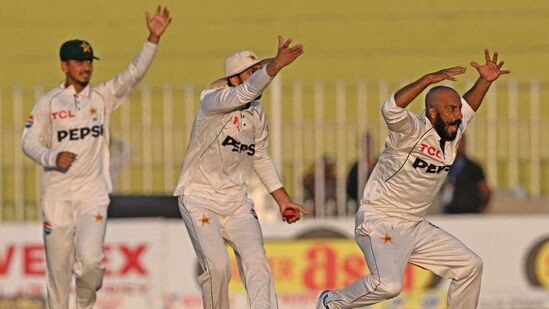 Pak vs Eng 3rd Test: మూడు టెస్టుల సిరీస్ తొలి టెస్టులోనే ఇంగ్లండ్ విజయం సాధించగా.. అనూహ్యంగా రెండో టెస్టులో పుంజుకున్న పాకిస్థాన్ ఆ మ్యాచ్ సొంతం చేసుకుంది. ఇప్పుడు మూడో టెస్టులోనూ రెండో మ్యాచ్ విజయానికి కారణమైన సాజిద్ ఖాన్, నోమల్ అలీ చెలరేగుతున్నారు. స్పిన్ ఆడటానికి ఇంగ్లండ్ కిందామీదా పడుతోంది. దీంతో మూడో రోజే ఈ మ్యాచ్ ముగిసే అవకాశాలు ఉన్నాయి.