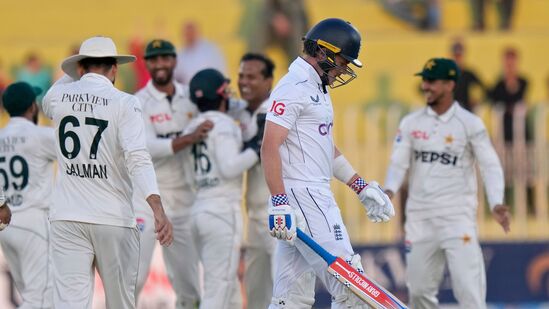 Pak vs Eng 3rd Test: ఇంగ్లండ్ తో జరుగుతున్న మూడో టెస్టులోనూ పాకిస్థాన్ విజయం ముంగిట నిలిచింది. ఈ మ్యాచ్ తొలి ఇన్నింగ్స్ లో ఇంగ్లండ్ కేవలం 267 రన్స్ కే ఆలౌట్ కాగా.. పాకిస్థాన్ 344 రన్స్ చేసింది. తర్వాత రెండో ఇన్నింగ్స్ లో ఇంగ్లిష్ టీమ్ రెండో రోజు ఆట ముగిసే సమయానికి 3 వికెట్లకు 24 రన్స్ చేసింది. ఇంకా 53 పరుగులు వెనుకబడే ఉండటంతో పాక్ మూడో టెస్టు విజయంపై కన్నేసింది.