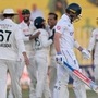<p>Pak vs Eng 3rd Test: ఇంగ్లండ్ తో జరుగుతున్న మూడో టెస్టులోనూ పాకిస్థాన్ విజయం ముంగిట నిలిచింది. ఈ మ్యాచ్ తొలి ఇన్నింగ్స్ లో ఇంగ్లండ్ కేవలం 267 రన్స్ కే ఆలౌట్ కాగా.. పాకిస్థాన్ 344 రన్స్ చేసింది. తర్వాత రెండో ఇన్నింగ్స్ లో ఇంగ్లిష్ టీమ్ రెండో రోజు ఆట ముగిసే సమయానికి 3 వికెట్లకు 24 రన్స్ చేసింది. ఇంకా 53 పరుగులు వెనుకబడే ఉండటంతో పాక్ మూడో టెస్టు విజయంపై కన్నేసింది.</p>