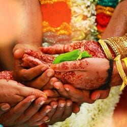 <p>శని భగవానుడి వల్ల వివాహం ఆలస్యమవుతుందా? వివాహాన్ని వాయిదా వేసేవారు లేదా సరిపోయే జాతకం లేనివారు కుండలిలో శని మహారాజు స్థానాన్ని అర్థం చేసుకోవాలి. వివాహం లేదా పిల్లలు అనే తేడా లేకుండా మన జీవితంలోని ప్రతి అంశంలో గ్రహాలు సంబంధం కలిగి ఉంటాయి. జాతకంలోని గ్రహం దోషం ఉంటే వివాహం ఆగిపోతుంది. నిశ్చితార్థం తర్వాత వివాహం విచ్ఛిన్నమవుతుంది.</p>