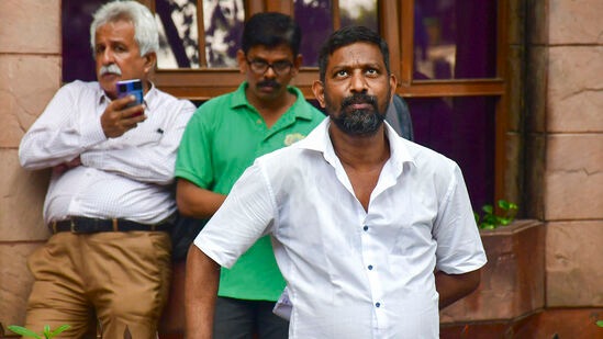 నెల రోజుల క్రితం, సెప్టెంబర్ 26వ తేదీన సెన్సెక్స్ ఆల్ టైమ్ గరిష్ట స్థాయి 86,000ను తాకింది. అయితే అప్పటి నుంచి సెన్సెక్స్ 80,000 దిగువకు పడిపోయింది. కేవలం నెల రోజుల్లో స్టాక్ మార్కెట్లో ఈ భారీ పతనం చోటు చేసుకుంది. శుక్రవారం సెన్సెక్స్ దాదాపు 1 శాతం పతనమైంది. &nbsp;&nbsp;
