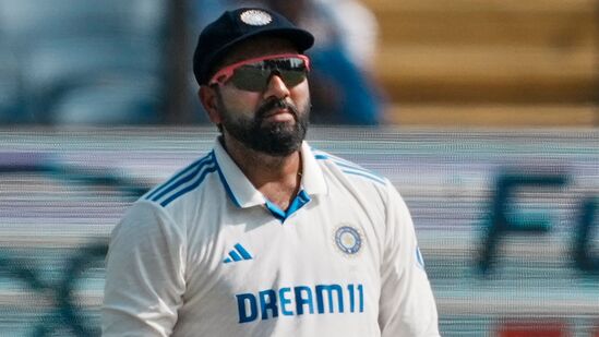 రోహిత్ శర్మ టెస్టుల నుంచి రిటైర్ అవ్వాలనే విషయం సోషల్ మీడియా ప్లాట్‍ఫామ్ ఎక్స్ (ట్విట్టర్)లో నేడు విపరీతంగా ట్రెండ్ అవుతోంది. ఈ విషయం గురించి చాలా మంది నెటిజన్లు ట్వీట్లు చేస్తున్నారు. చాలా ఏళ్లుగా రోహిత్ భారత్‍కు అద్భుతంగా ఆడుతున్నారని, అయితే టెస్టులకు ఇప్పుడు రిటైర్ అయ్యే టైమ్ వచ్చిందంటూ కొందరు సూచనలు ఇస్తున్నారు.&nbsp;