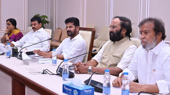 జులై 26 నుంచి హైడ్రా కూల్చివేతలు మొదలుపెట్టింది. ఇప్పటివరకు 30 ప్రాంతాల్లో 300 అక్రమ నిర్మాణాలను నేలమట్టం చేసింది. &nbsp;120 ఎకరాలను ప్రభుత్వానికి అప్పగించింది.&nbsp;
